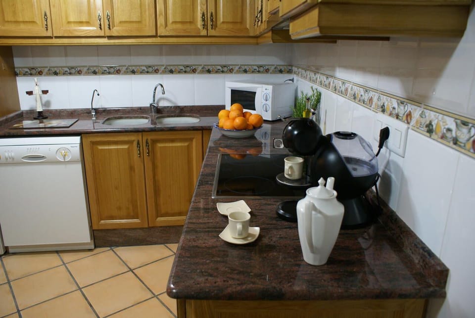 Full-size fridge, microwave, oven, stovetop