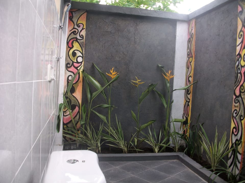 Standard Room | Bathroom | Shower, free toiletries, towels
