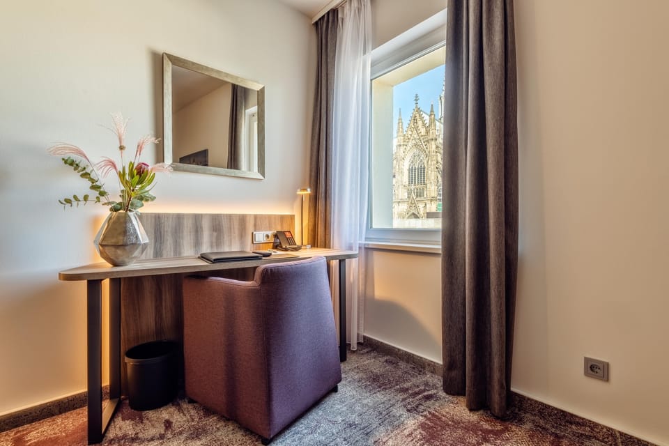 Hypo-allergenic bedding, minibar, in-room safe, desk