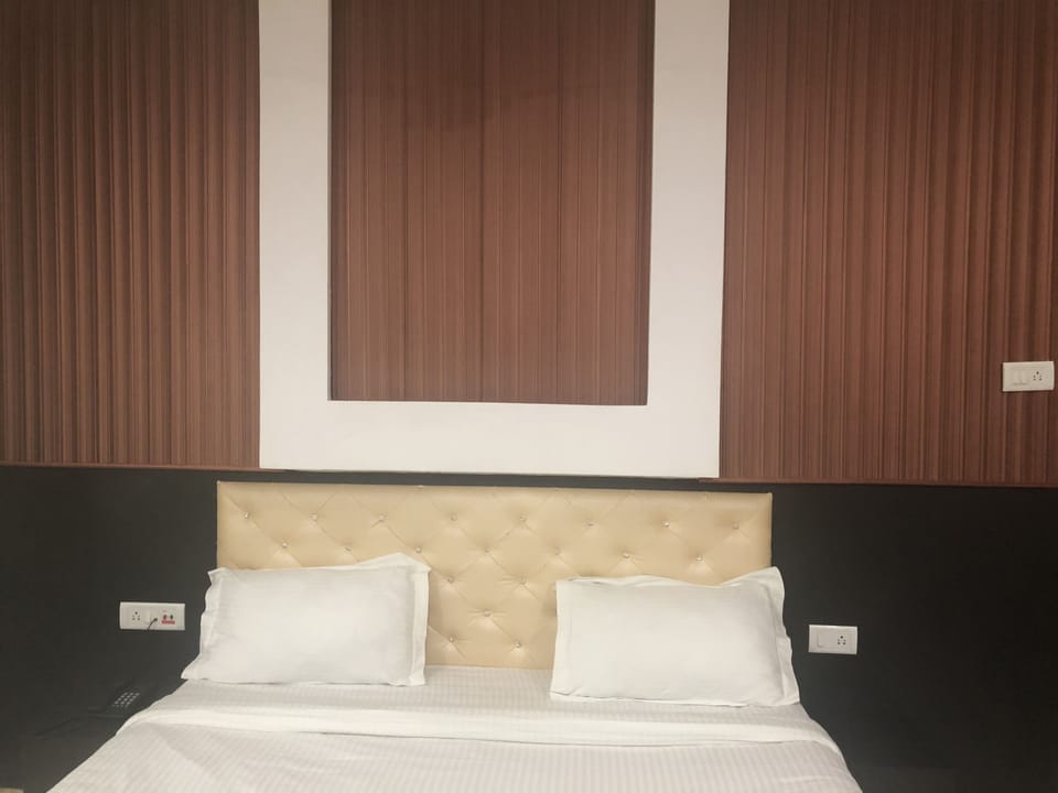 Deluxe Double Room, 1 King Bed | Desk, rollaway beds, free WiFi