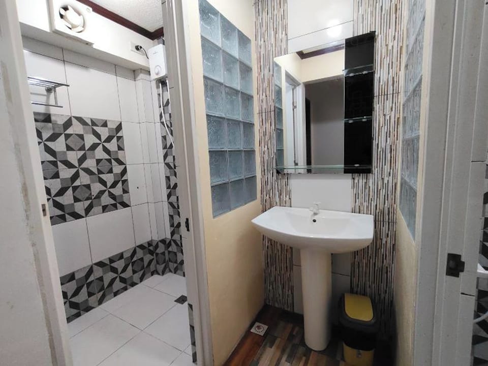 Riviera (Suite Couple Room) | Bathroom | Free toiletries, towels