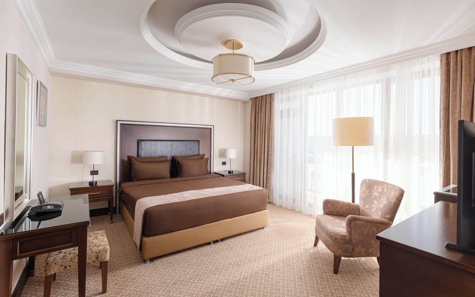 Executive Suite, 1 Bedroom | Minibar, in-room safe, desk, laptop workspace