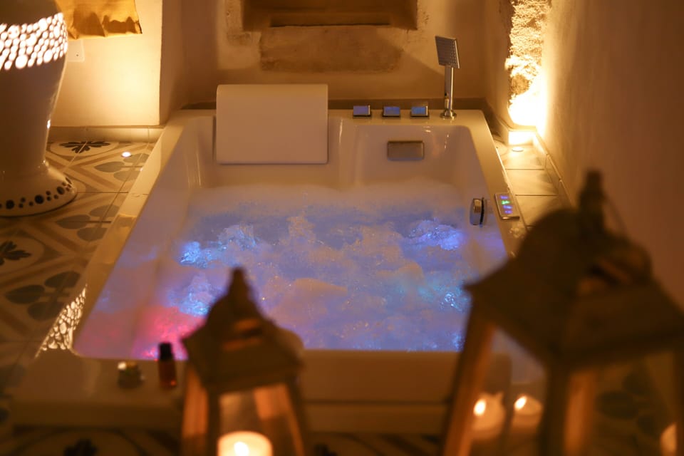 Romantic Double Room, 1 Queen Bed, Private Bathroom | Blackout drapes, free WiFi, bed sheets