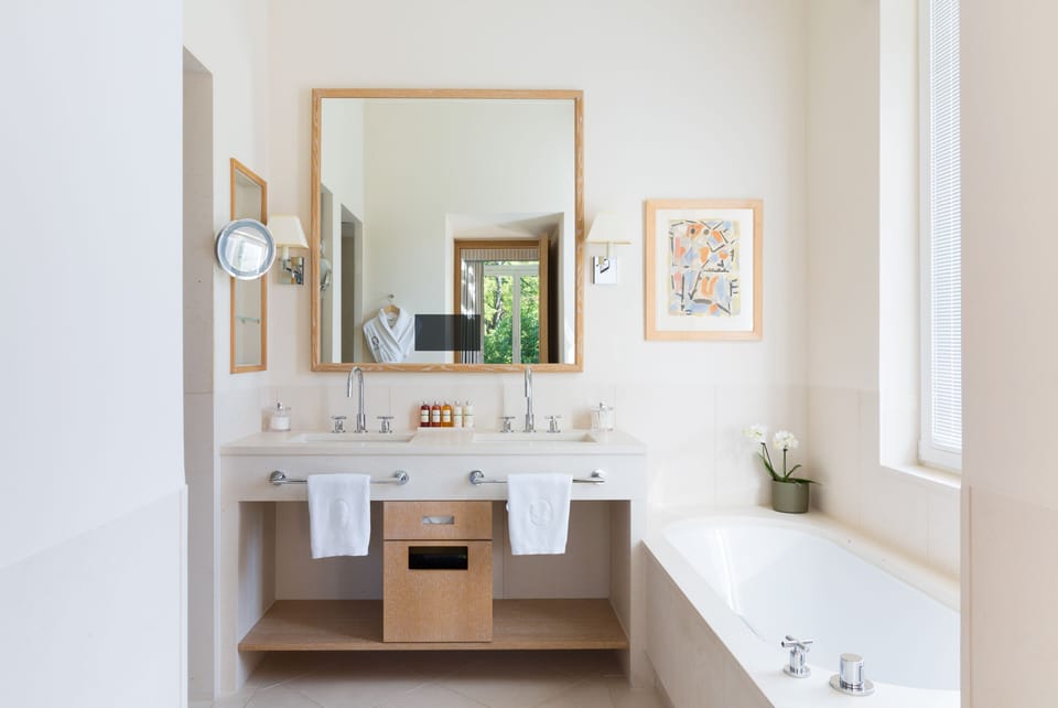 Stéphanie Spa Suite | Bathroom | Free toiletries, bathrobes, slippers, towels