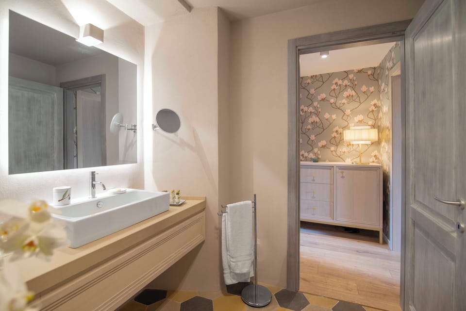 Deluxe Room | Bathroom | Free toiletries, hair dryer, bidet, towels