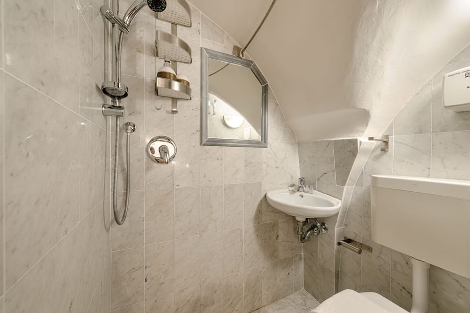 Comfort House, 3 Bedrooms | Bathroom | Shower, free toiletries, bidet, towels