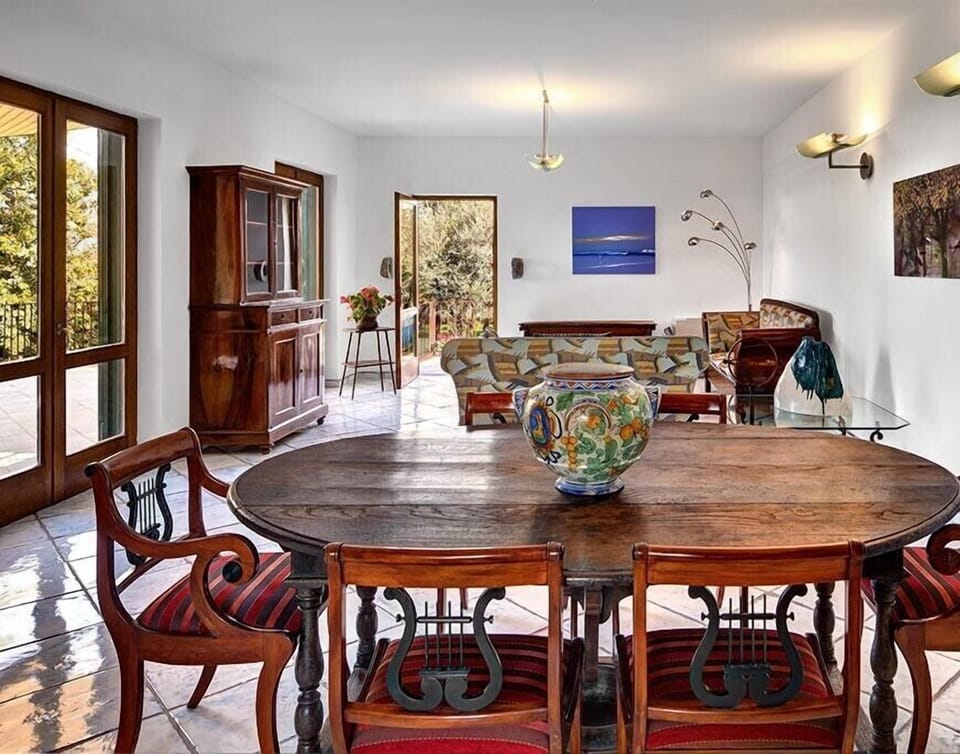 Villa, 5 Bedrooms | In-room dining