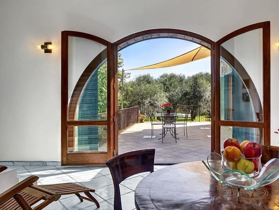 Villa, 5 Bedrooms | In-room dining