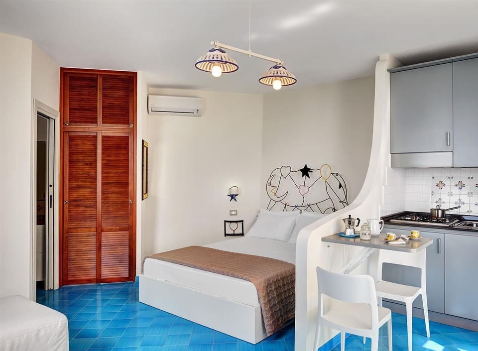 Studio | Private kitchenette | Coffee/tea maker, fridge, microwave, stovetop