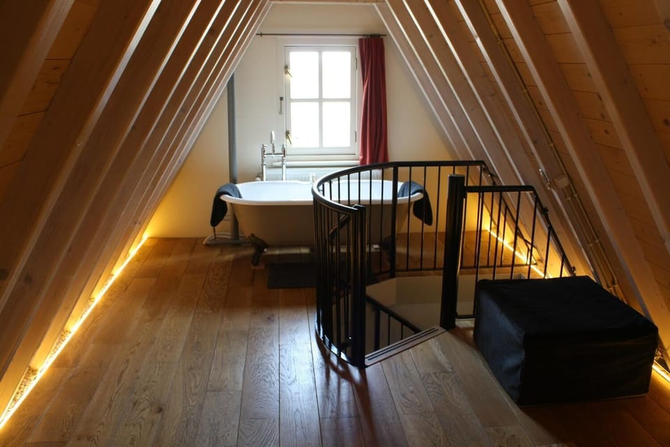 Deep soaking bathtub