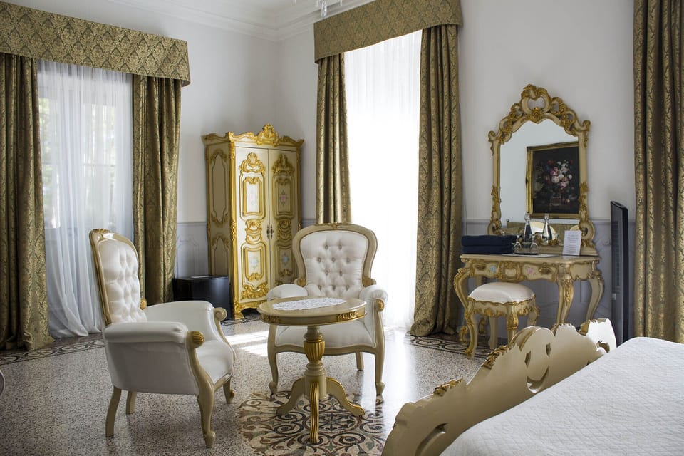 Romantic Suite, Fireplace | Living area | IPod dock