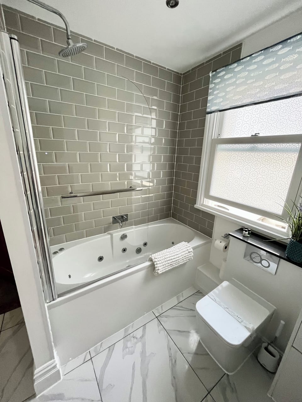 New Deluxe King Suite with roof garden (no sea view) | Bathroom | Shower, free toiletries, hair dryer, towels
