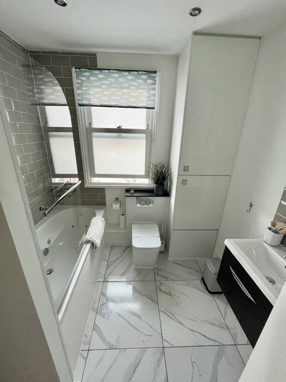 New Deluxe King Suite with roof garden (no sea view) | Bathroom | Shower, free toiletries, hair dryer, towels
