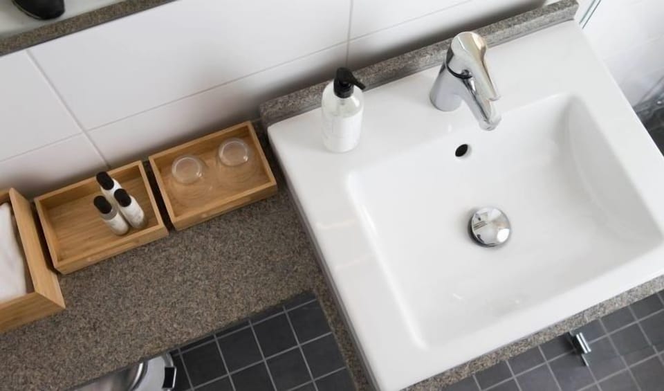 Bathroom sink