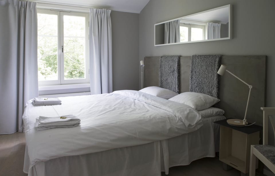 Room, 1 Queen Bed | Premium bedding, desk, blackout drapes, iron/ironing board