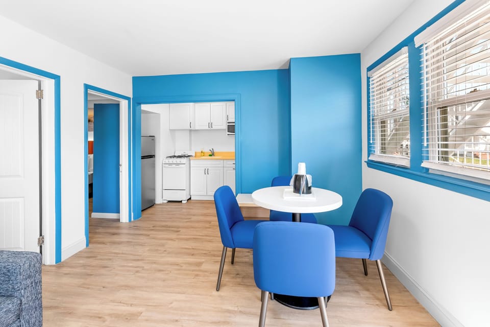 Suite, 2 Bedrooms, Kitchen | Living area | TV