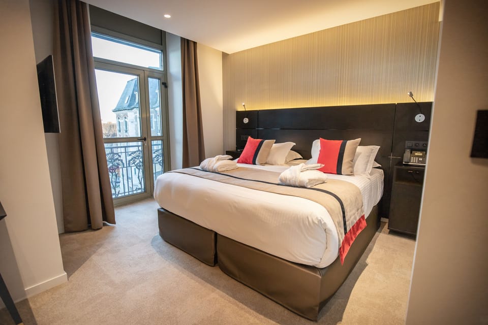 Junior Suite, 1 Queen Bed, Accessible, Non Smoking | In-room safe, individually furnished, desk, soundproofing
