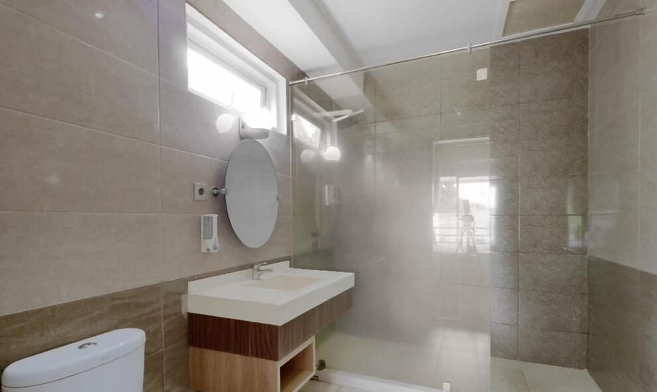 Junior Suite | Bathroom | Free toiletries, towels