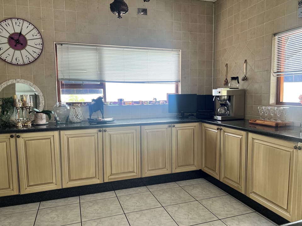 Full-size fridge, microwave, oven, stovetop