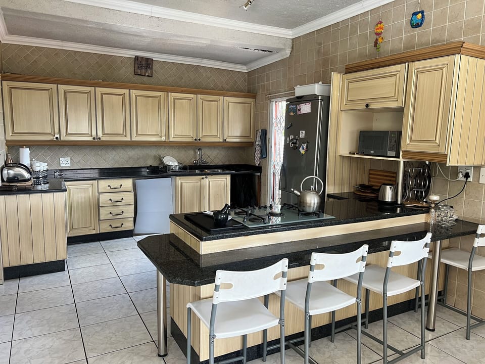 Full-size fridge, microwave, oven, stovetop