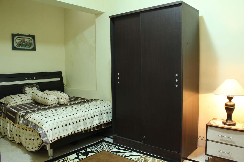 Deluxe Double Room, 1 Queen Bed, Private Bathroom | Free WiFi, bed sheets