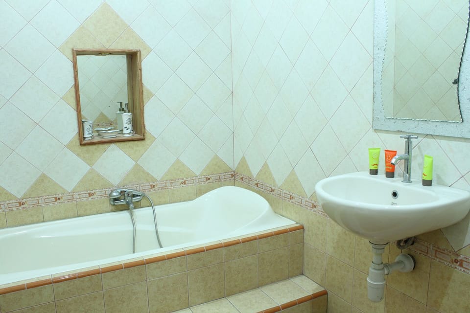 Deluxe Double Room, 1 Queen Bed, Private Bathroom | Bathroom | Slippers, towels, soap, shampoo