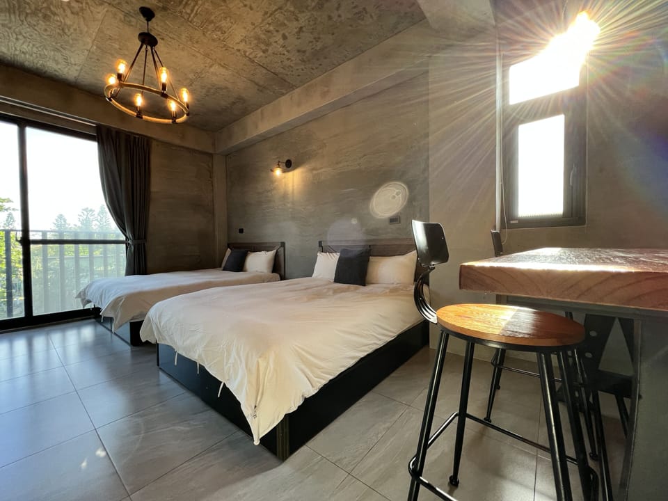 Business Quadruple Room | Desk, blackout drapes, soundproofing, free WiFi