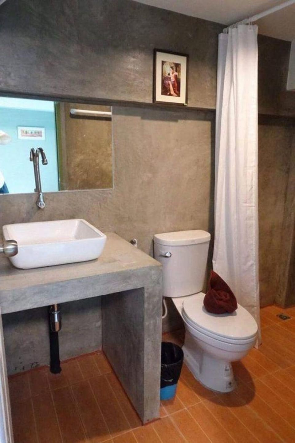 Standard Twin Room | Bathroom | Shower, free toiletries, hair dryer, slippers
