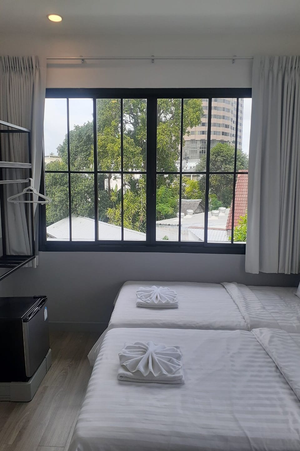 Standard Twin Room | In-room safe, desk, soundproofing, WiFi (free)