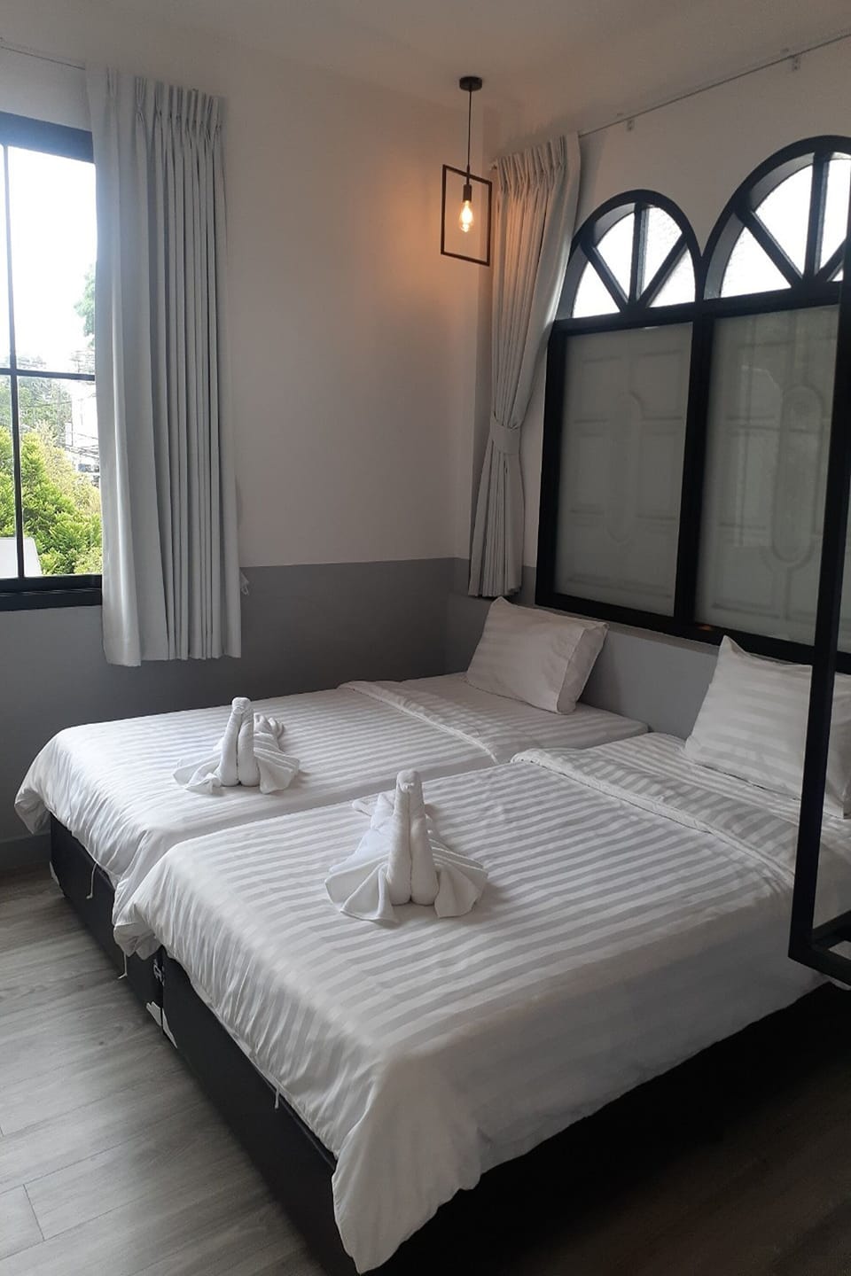 Standard Twin Room | In-room safe, desk, soundproofing, WiFi (free)