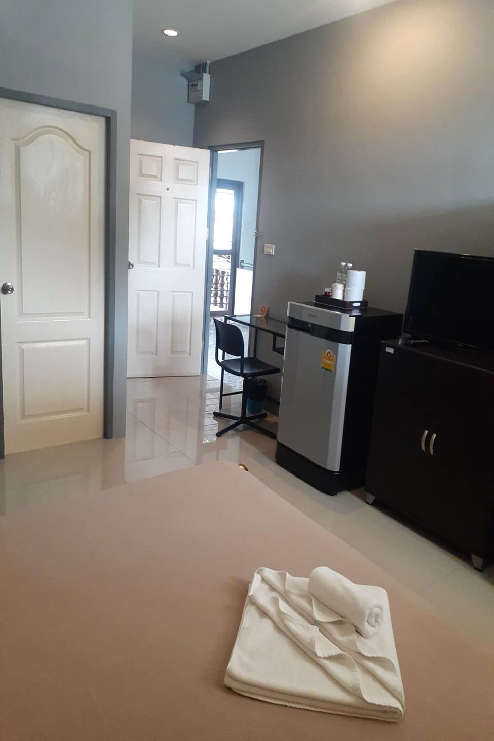 Standard Twin Room | In-room safe, desk, soundproofing, WiFi (free)