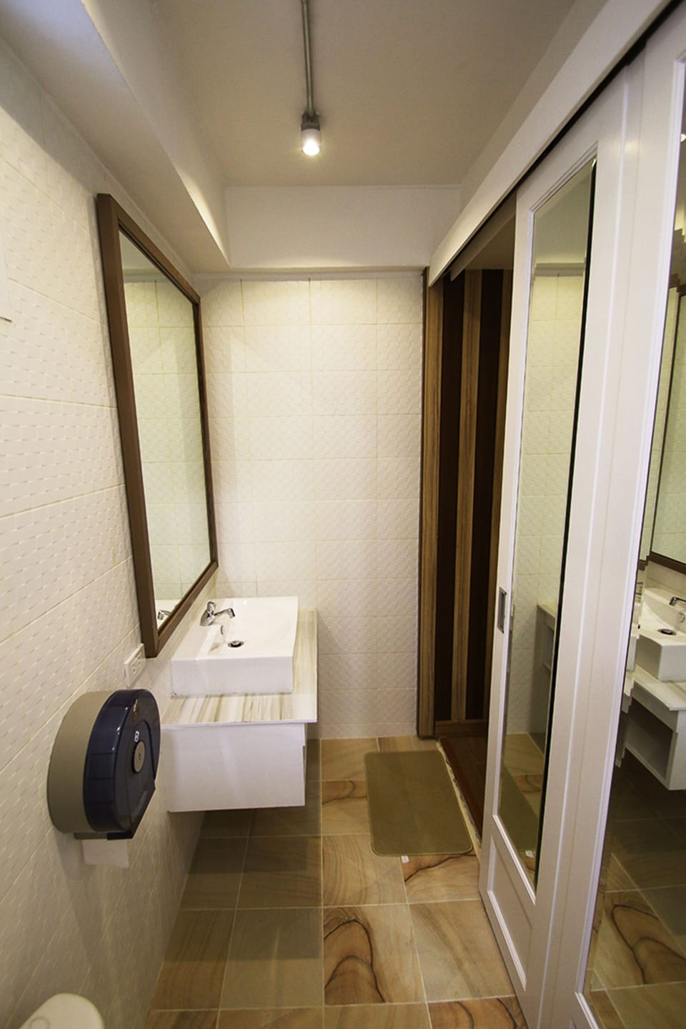 Deluxe Room, Non Smoking, Private Bathroom | Bathroom | Shower, free toiletries, towels