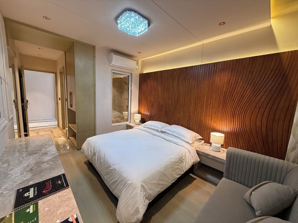 Executive Room | 1 bedroom, premium bedding, minibar, in-room safe