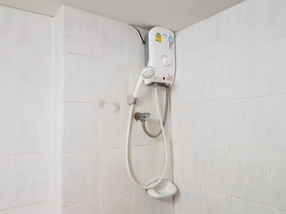 Shower, rainfall showerhead, free toiletries, towels