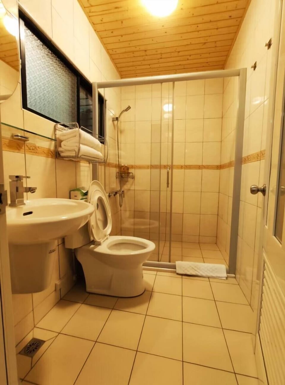Classic Double Room | Bathroom | Shower, free toiletries, hair dryer, slippers