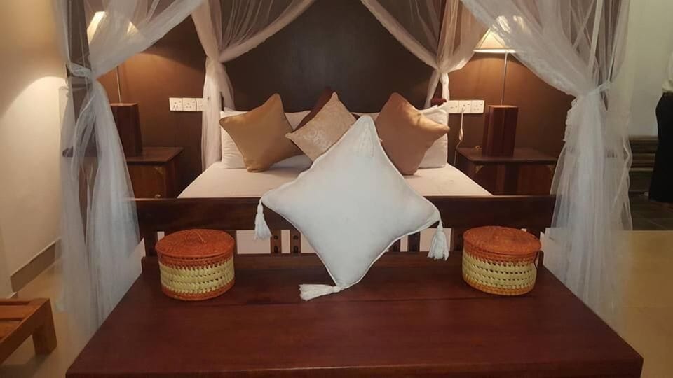 Desk, rollaway beds, free WiFi