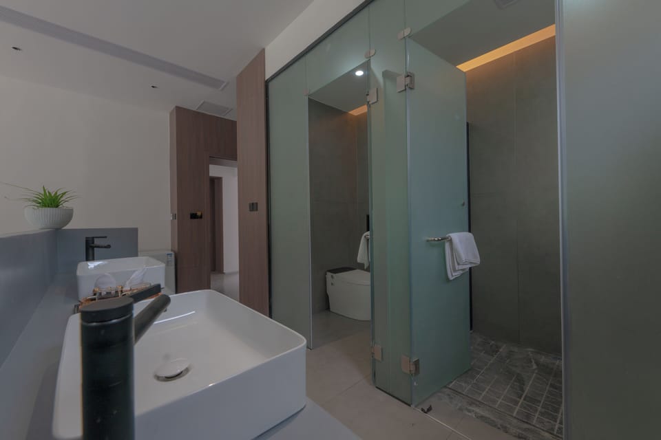 Premier Room, 1 Bedroom, Mountain View, Courtyard Area | Bathroom | Free toiletries, hair dryer, bathrobes, slippers