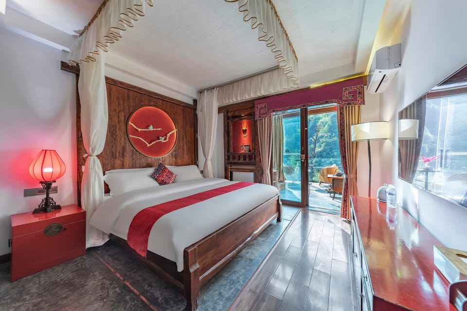 Signature Room, 1 King Bed, Balcony, Mountain View | Premium bedding, minibar (free items), in-room safe, desk