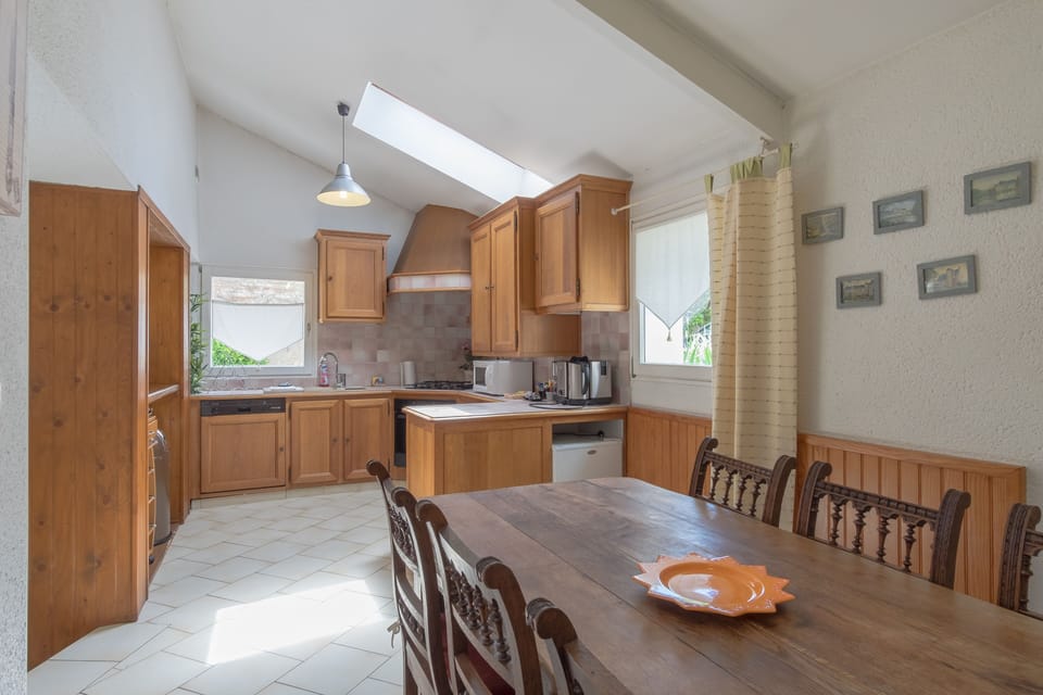 Comfort House, Hot Tub | In-room dining