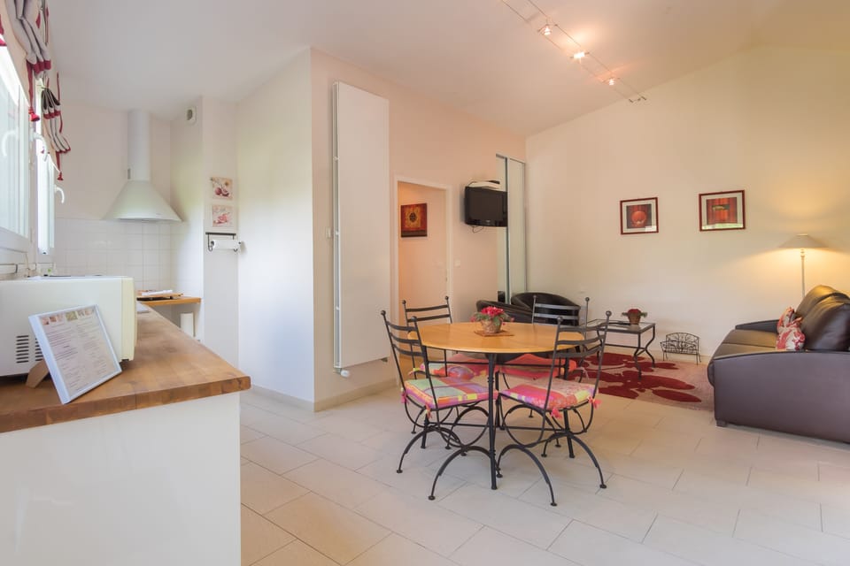 Comfort Cottage, 1 Bedroom, Hot Tub | In-room dining