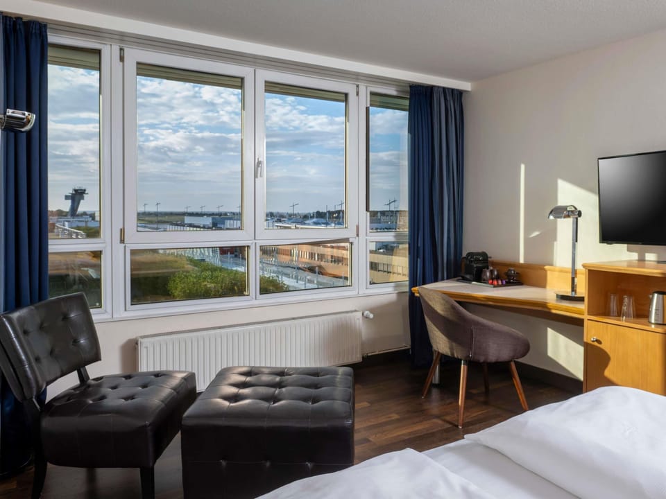 Room, 1 King Bed (Sleep) | Minibar, in-room safe, desk, blackout drapes