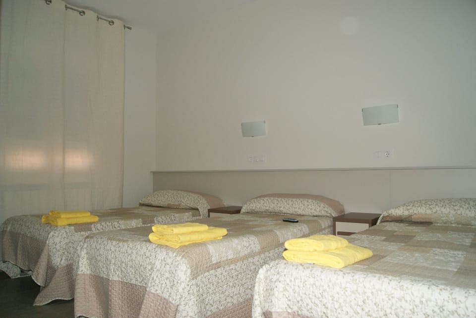 Triple Room | Free WiFi, bed sheets