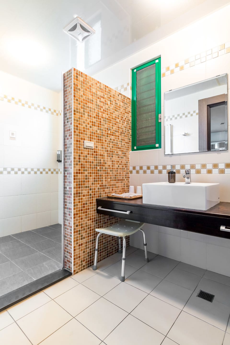 Deluxe Cabin, Multiple Beds, Garden Area | Bathroom | Shower, free toiletries, hair dryer, slippers