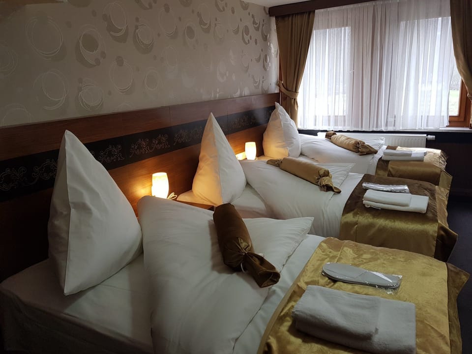 Triple Room, 3 Twin Beds | Minibar, in-room safe, WiFi (free), bed sheets