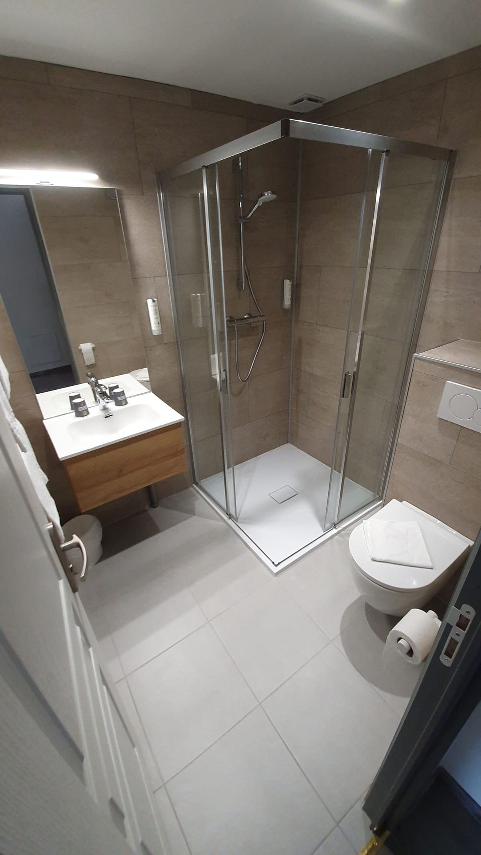 Comfort Apartment | Bathroom | Shower, free toiletries, hair dryer, towels