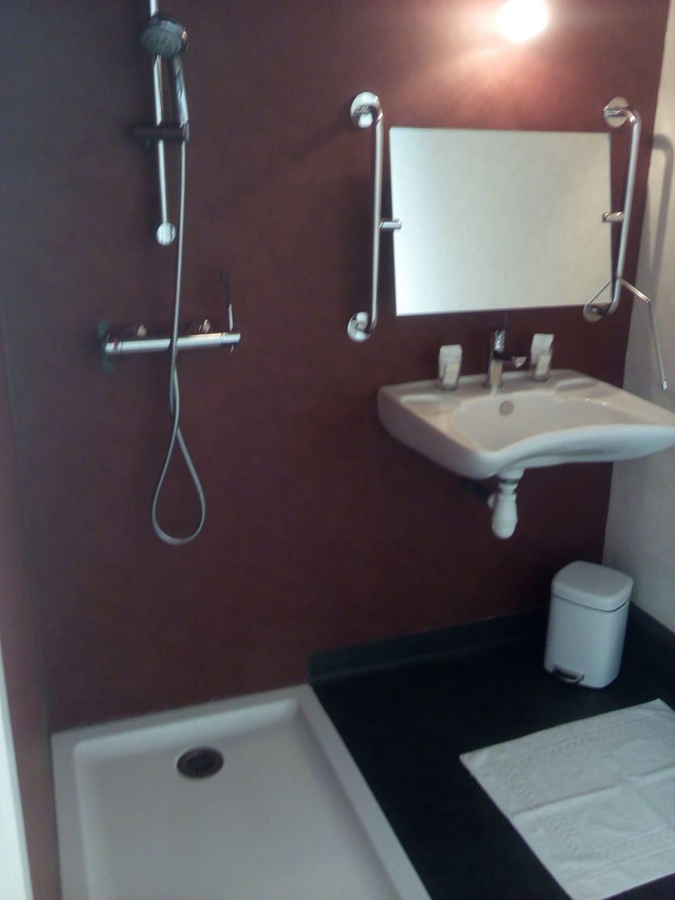 Double Room, Accessible, Garden View | Bathroom | Combined shower/tub, free toiletries, hair dryer, towels