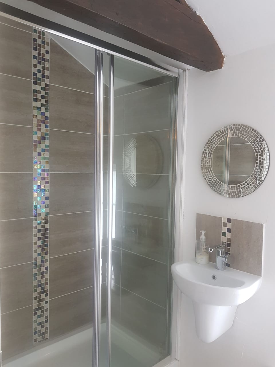 Double or Twin Room | Bathroom | Shower, hair dryer, towels, shampoo