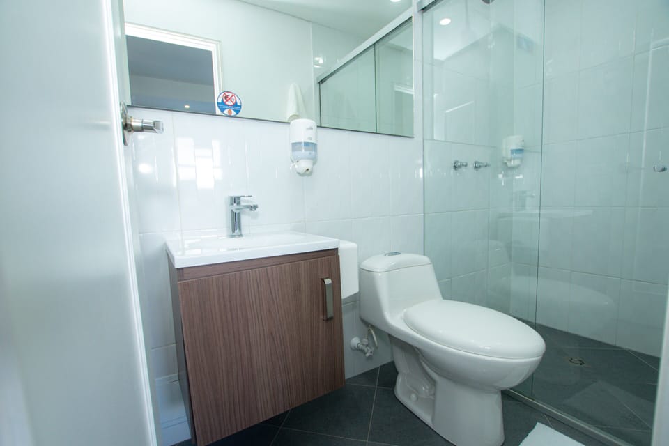 Shower, free toiletries, towels