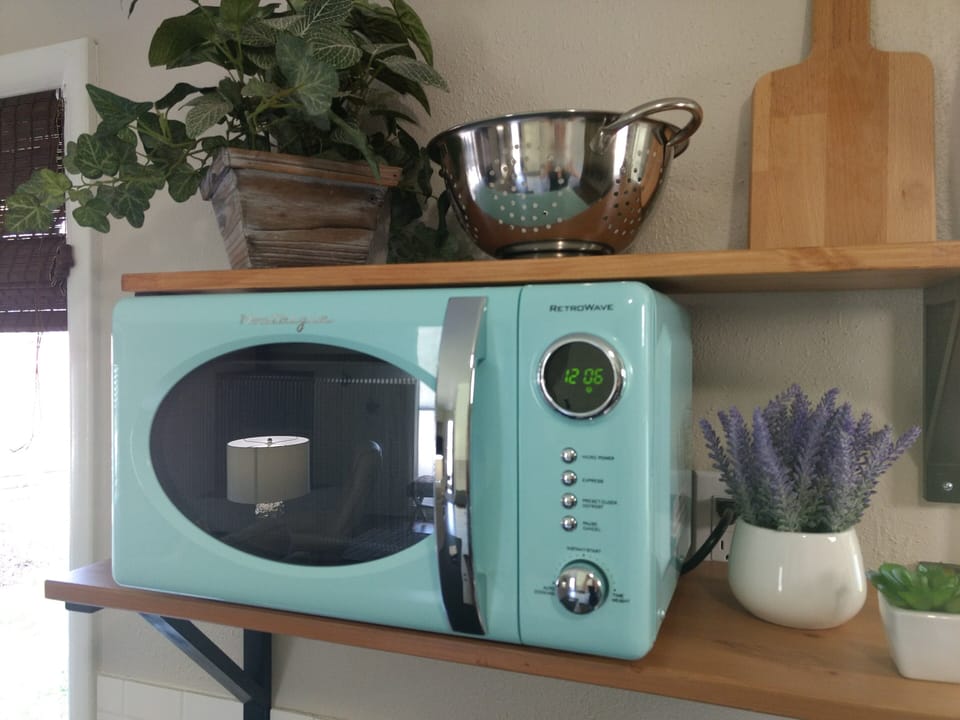 Cute retro looking microwave!
