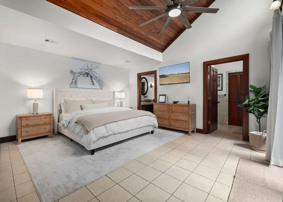 Luxurious master.New furniture & bedding w/ bamboo linens & goose down comforter